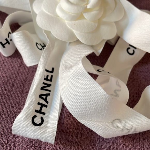 CHANEL Camellia Flower And Ribbon - Picture 4 of 9